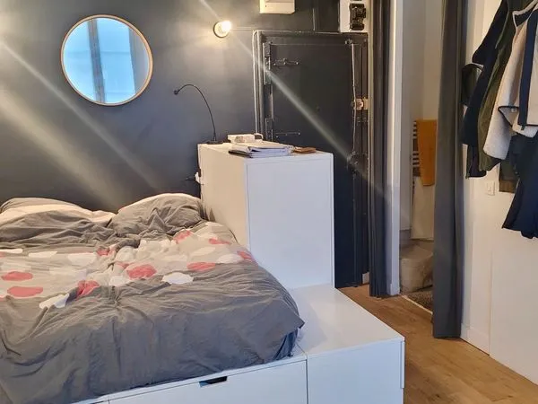 Studio meublé Paris 2 Poutres apparentes 3m20 hauteur sous plafond 
