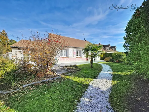 Maison de plain-pied - 5 chambres - Grand terrain de 1222 m² 