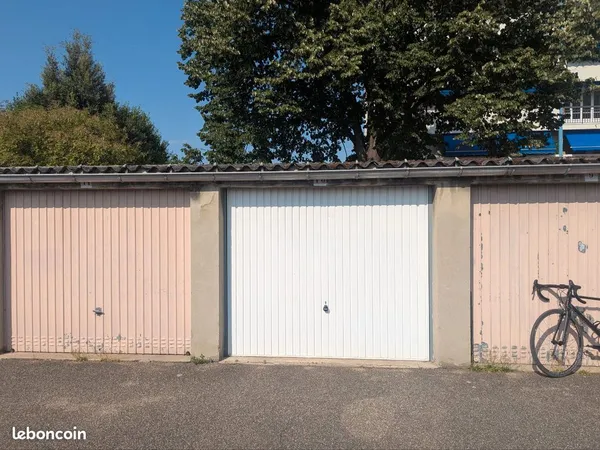 Garage à louer - Venissieux, limite Lyon 8ème 