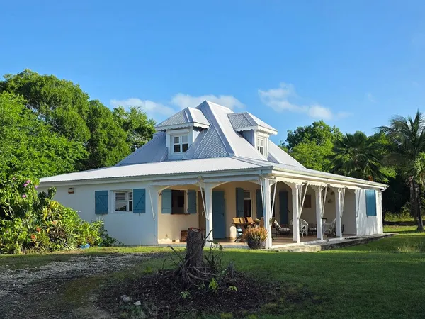Propriété de 5380 m² avec vue mer - Proche Grand-Bourg 