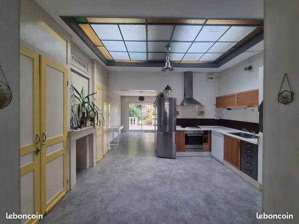 Maison 6 pièces 111,75 m2 grand jardin 259 m2 proxi métro et com 
