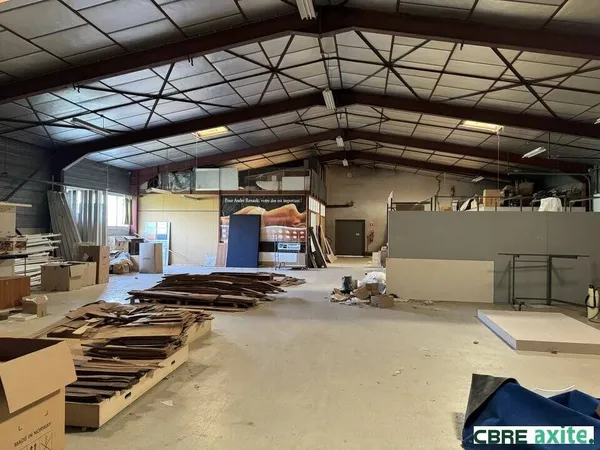 Local d'activité 2056 m² 