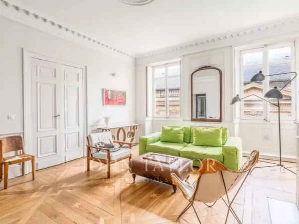 TRES BEL APPARTEMENT - HOTEL DE VILLE 