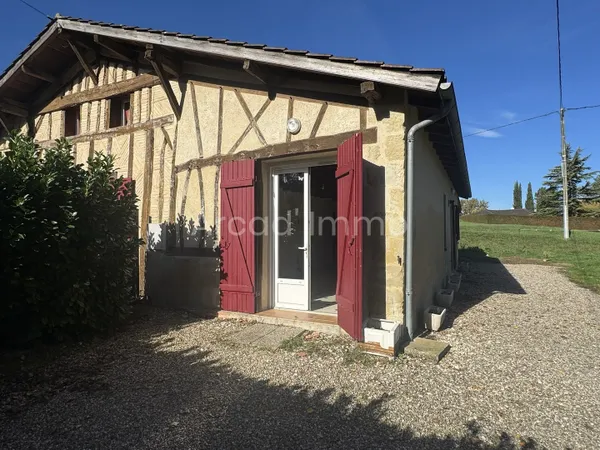 Agréable maison mitoyenne de plain-pied. 
