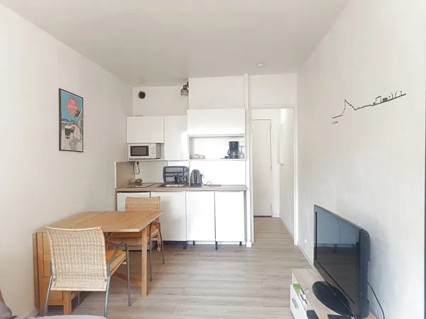STUDIO - 17M2 - STATIONNEMENT - MER A PIED 