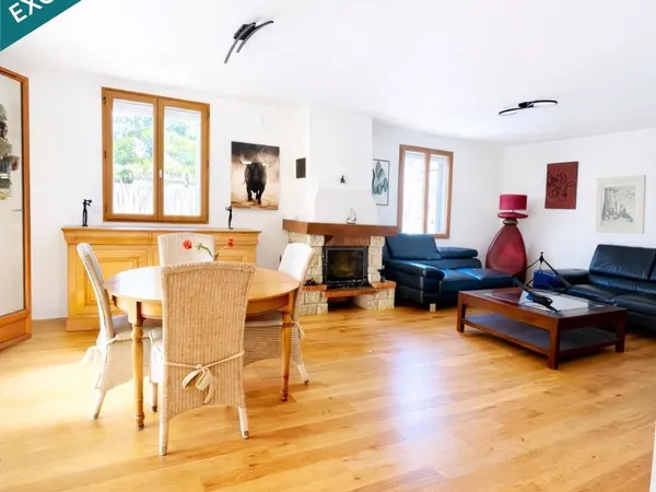Maison lumineuse avec véranda, piscine et garage 