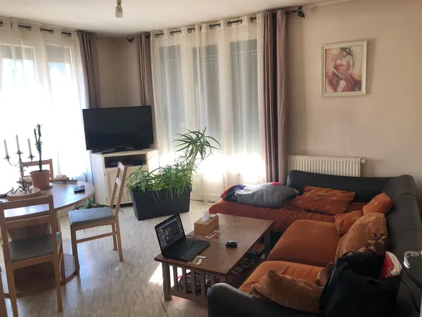 Loue appartement 65m² T3 - cuisine équipée, 2 chambres, séjour, garage - Castres 