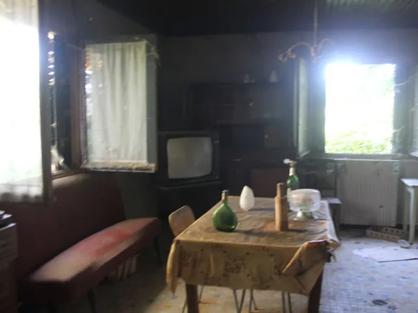 Vends terrain à bâtir avec maisonnette 