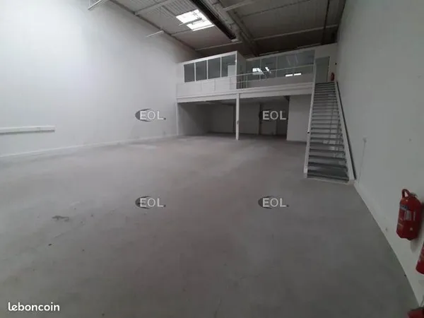 Local d'activité 293 m² 
