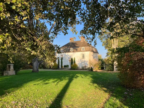 Maison de maitre et son parc de plus de 2 ha. Terrain constructi 