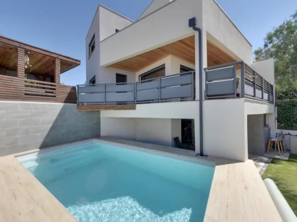 VILLA CONTEMPORAINE AVEC PISCINE DANS UN QUARTIER RESIDENTIEL PR 