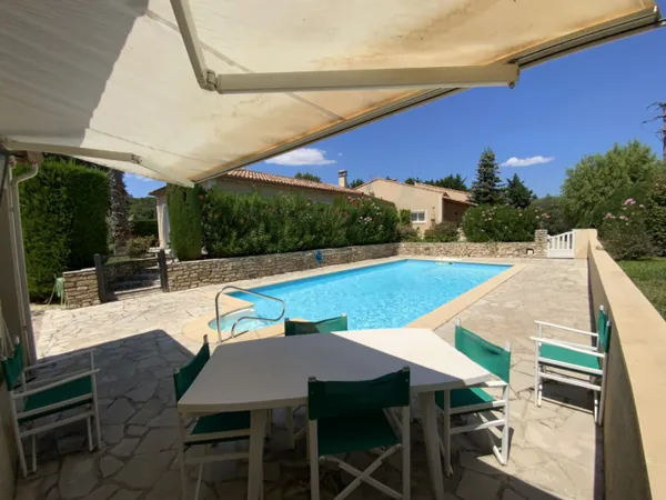 Villa de plain pied sur un terrain de 2300 m2 avec piscine. 