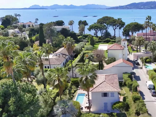 Vente villa neuve située à 100 mètres de la plage , Cap d'Antibes 