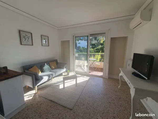 Charmant studio refait à neuf avec terrasse, cadre verdoyant proche centre 