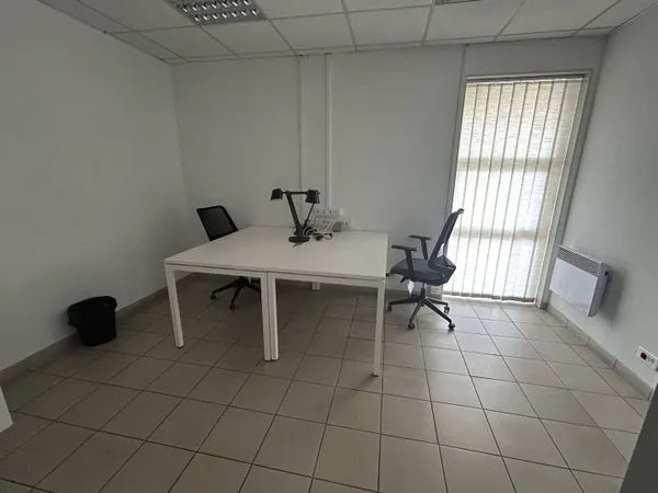 Entrepôt 1570 m² 