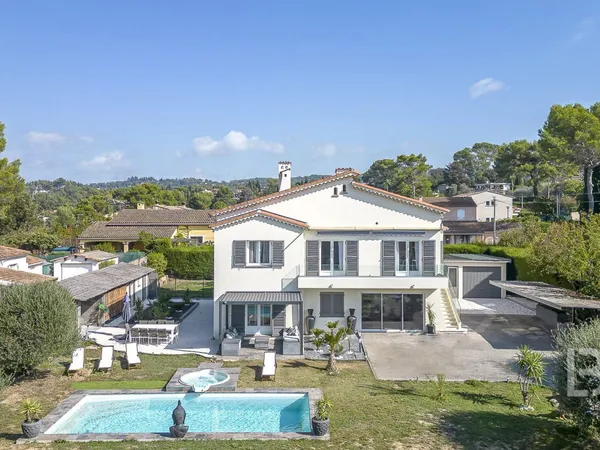 Villa provençale rénovée à vendre avec piscine à Mougins 