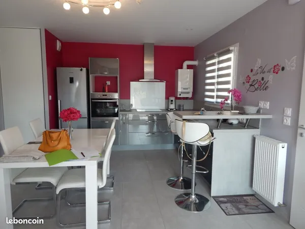 F2 meublé 49 m² RC + balcon + réduis + 1 parking 