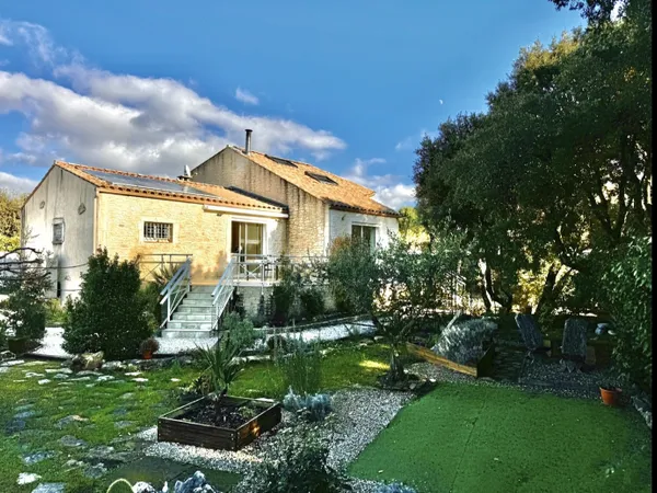 Maison de 154,78 m2, 59 m2 d'abris et annexes, Pisicne sur 1250 