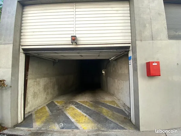 Parking sous sol prox gorge de loup 