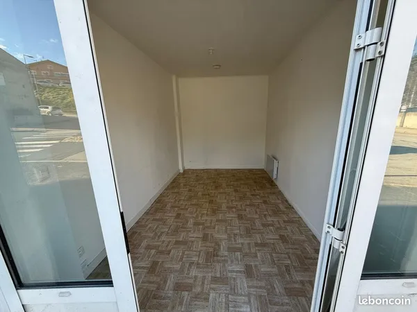 Local 14 m² - Baie vitrée sur rue - Atelier / Stockage / Bureau 
