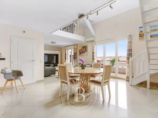 SAINTE-MAXIME - APPARTEMENT - CENTRE VILLE - 3 CHAMBRES - 2 PARKING 