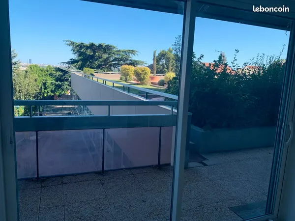 Location meublée - 2 pièces rénové avec terrasse, piscine et vue Tour Eiffel 