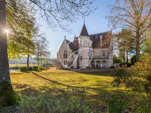 Vendôme - LOIR-ET-CHER - Prieuré du XVe sur le Loir à vendre. 