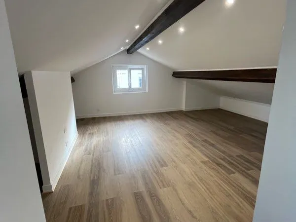 Appartement rénové - 2 pièces - 69 m² habitables / 50 m² Carrez - 1er étage - Cuisine 