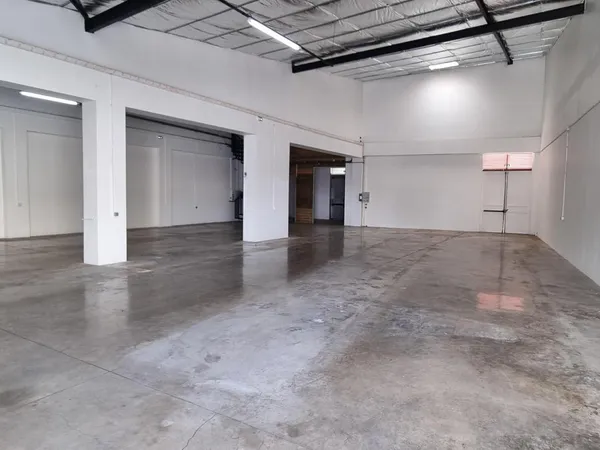 A LOUER LOCAL COMMERCIAL DE 339M² ENV ZONE BEL AIR ST LOUIS 