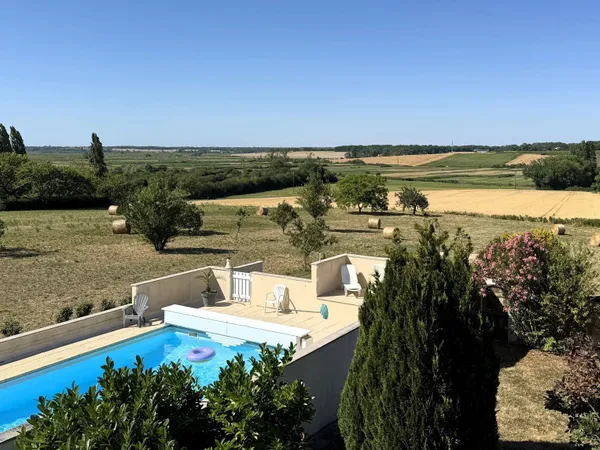 Propriété comprenant une maison principale d'habitation et 3 g 