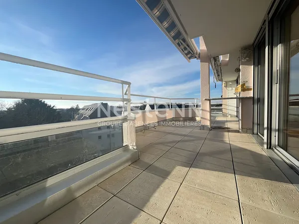 Appartement à vendre à Vannes 145 m² dernier étage avec vue dégagée et un grand garage 