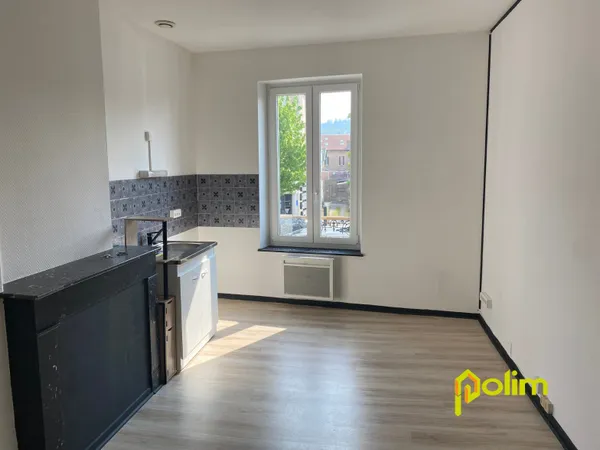 Appartement F1 bis - 1er étage - proche gare et toutes commo 
