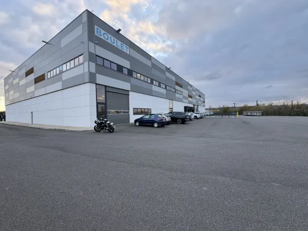 Entrepôt / locaux d'activités construits en 2020, en parfait état avec 9 m de hauteur sous 
