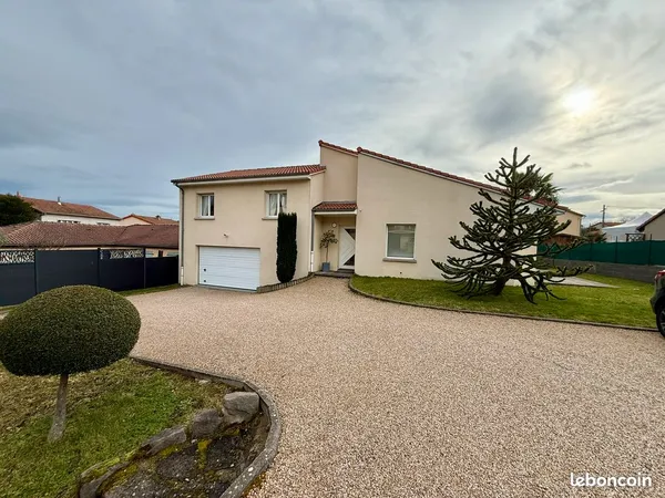 Maison 4 chambres - Double garage, cave et jardin/terrasse 