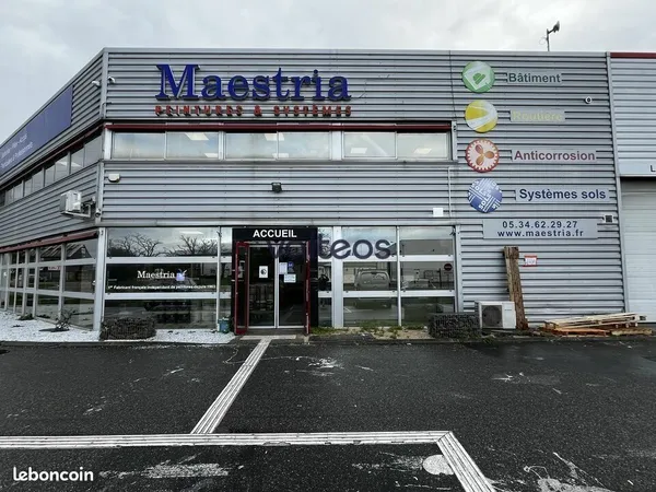 Local d'activité 583 m² 