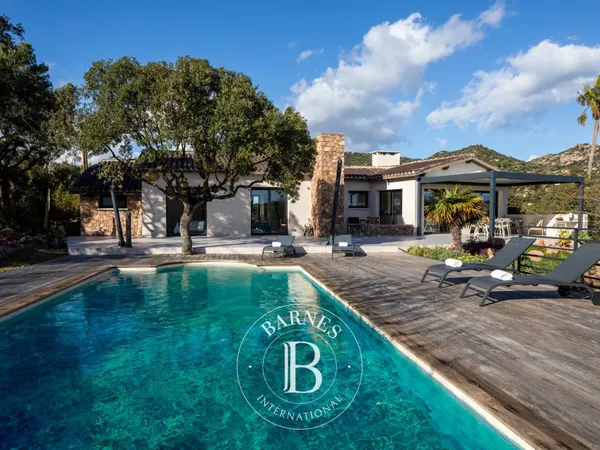 Porto Vecchio, Palombaggia, villa 3 chambres, piscine, vue mer et plage à pied 