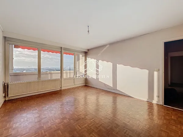 GRAND T2 EN ETAGE ELEVE AVEC BALCON, CAVE ET GARAGE 