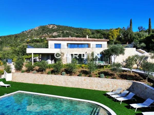 Vue mer panoramique sur le Golfe de Saint-Tropez 