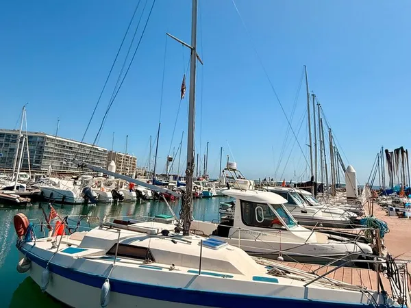 LOGEMENT ATYPIQUE : voilier au port de plaisance du Havre 