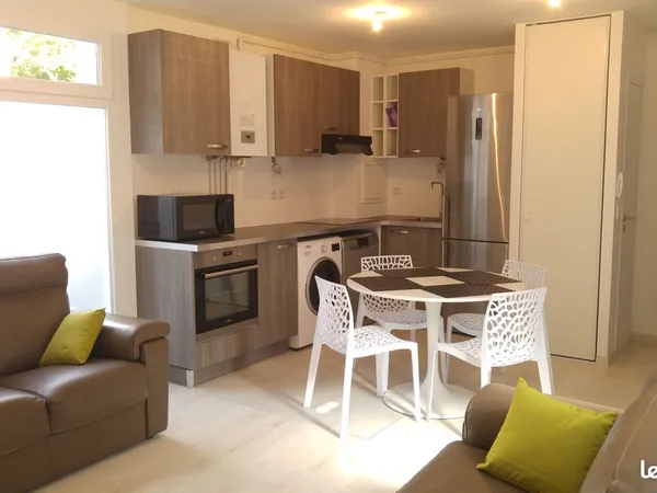 Chambre meublée avec balcon, Porte d'Italie, Métro Lignes 14 et 7, 765 Euros tout compris, Visio 