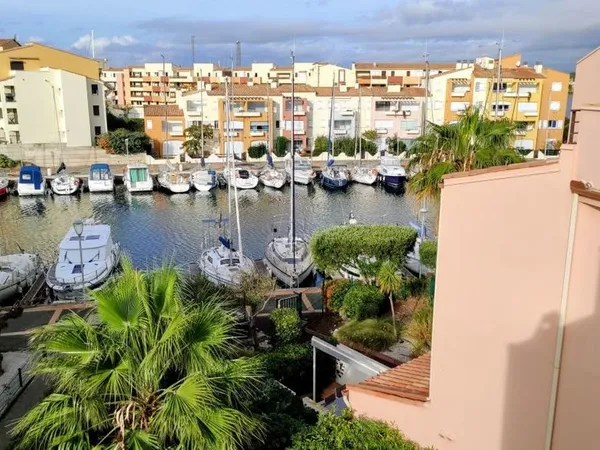 LE CAP D'AGDE: Vue chenal STUDIO-CABINE terrasse piscine parking 