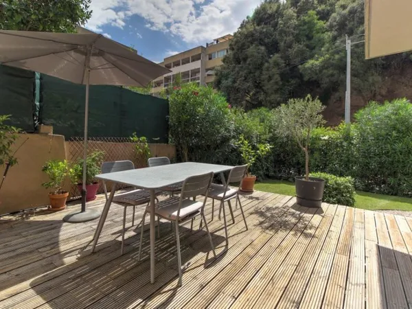 Appartement 2 pièces en rez-de-jardin et stationnement
