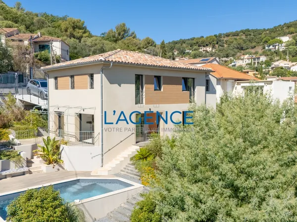 VILLA NEUVE DE 155m² HABITABLES AVEC PISCINE ET VUE MER AU CENTR 