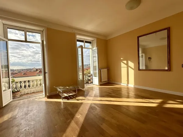 A louer à Nice, quartier de Cimiez, superbe 3 pièces dans le Palais Majestic. 