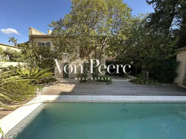 MAISON AVEC JARDIN ET PISCINE AU COEUR DE ST REMY 