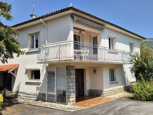 Maison T6 178 m² avec garage et terrain de 1008 m² 