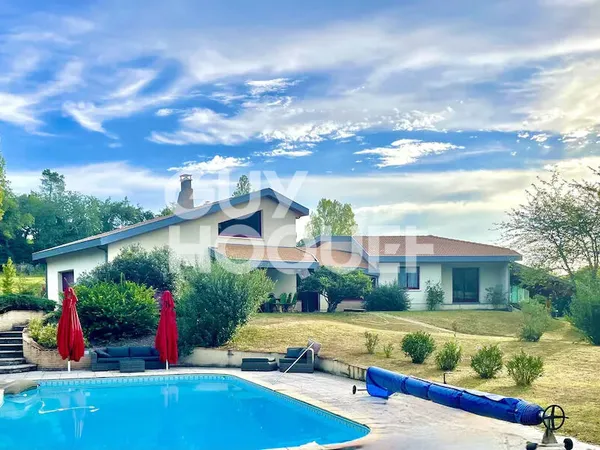 Villa d'architecte à Casteljaloux 235 m2 / 5 chambres / piscine / garage et jardin 