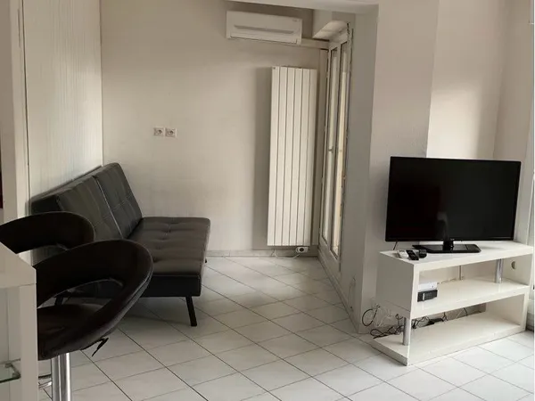 Grand studio en rez de jardin, meublé et son parking 