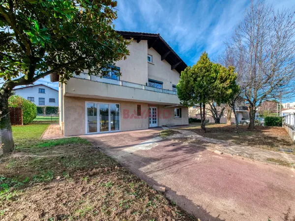 Opportunité Exceptionnelle d'Investissement Locatif - Villa de 11 Chambres à Saint-Genis-Laval 