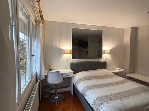 Grande chambre meublée 